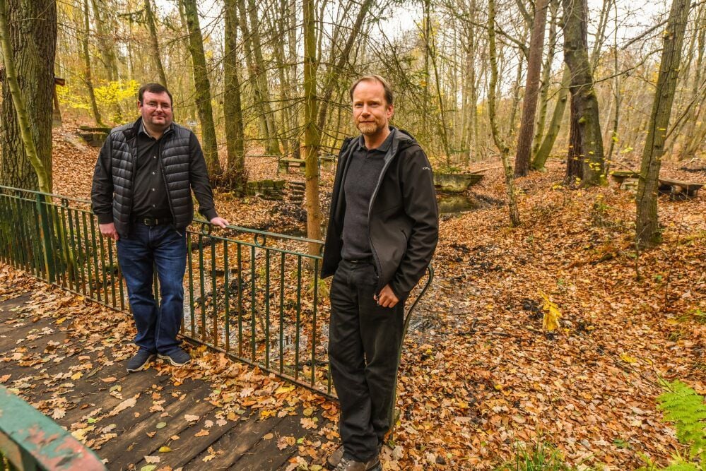 Querfurts Bürgermeister Andreas Nette (l.) und Geo-Naturpark-Chef Dr. Matthias Henniger beim Vor-Ort-Termin am Klapperborn im Hermannseck