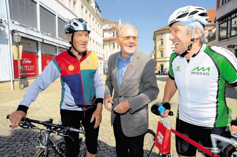 Der zweifache Straßenweltmeister Täve Schur (Mitte) ist in seinen Element. Er ist Im Gespräch mit den Hobby-Radfahrern Klaus Stahl aus Trebnitz (links) und Hans-Reiner Stahl aus Osterfeld.