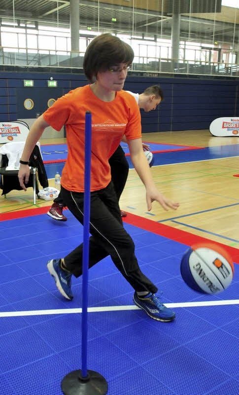Anne-Kirstin Berger umkurvt mit dem Basketball die Slalomstangen.
