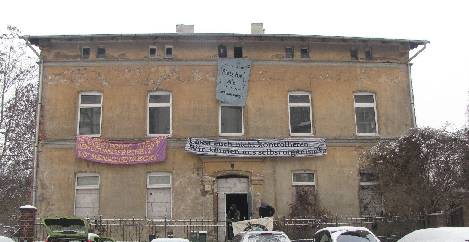 Die Initiative "Wir brauchen Platz" besetzen ein leerstehendes Haus in der Hafenstraße 7 in Halle.
