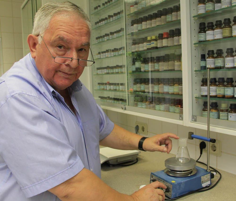Martin Kuminek im Labor seiner Apotheke, die aus aus Krankheitsgründen nun abgeben wird.