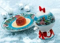 Farbenfroh ist das Design von Villeroy und Boch - Schlitten, Rentier und Geschenke zieren die Kollektion. (Foto: dpa)