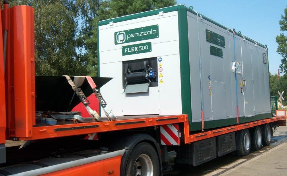 Der Transporter mit der neuen Hammermühle.