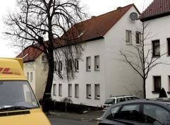 In diesem Haus (Mitte) im thüringischen Altenburg sind am Neujahrstag (01.01.2006) zwei einbetonierte Babyleichen gefunden worden. (Foto: dpa)