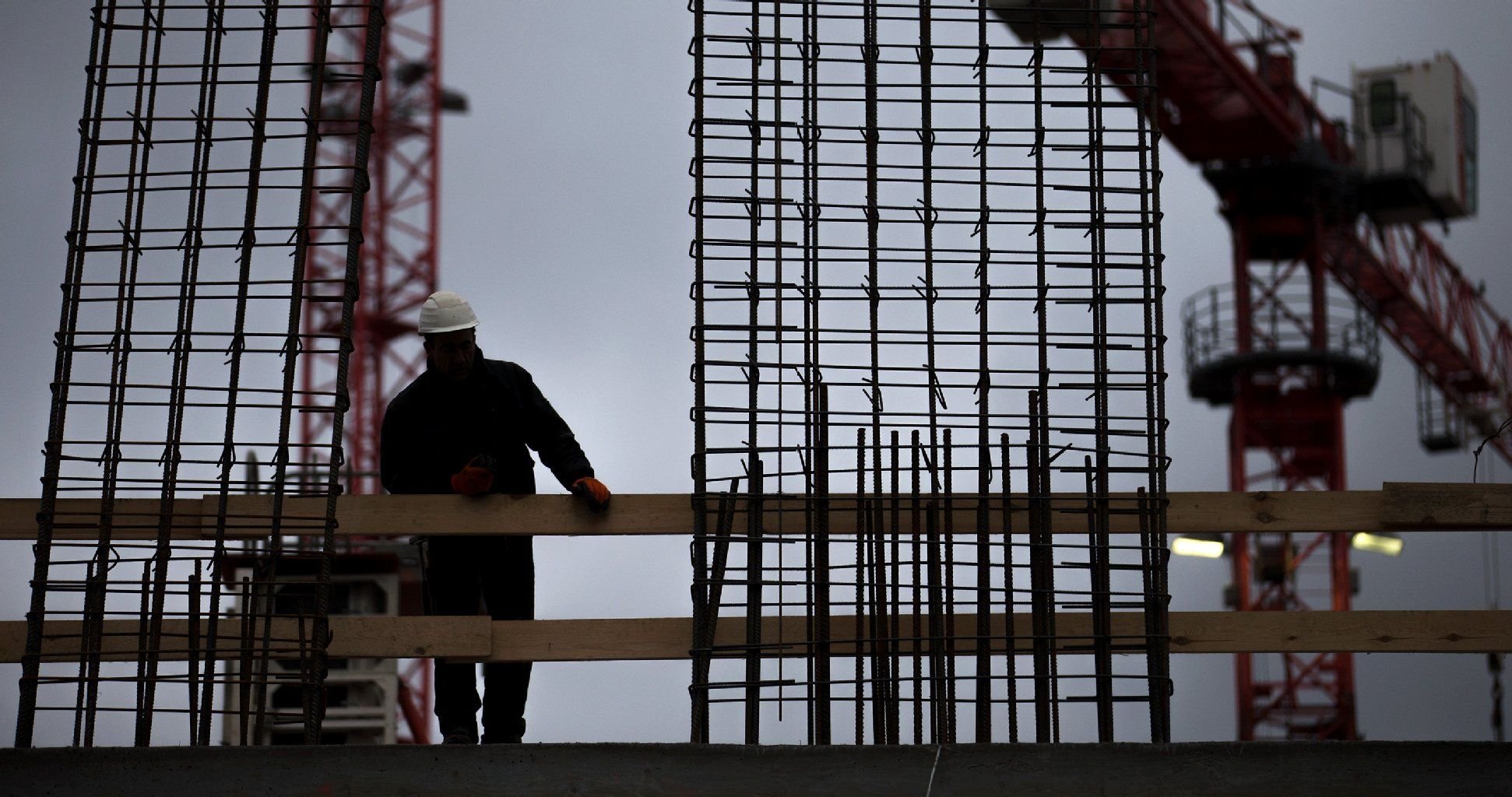 Ein Bauarbeiter steht auf einer Baustelle