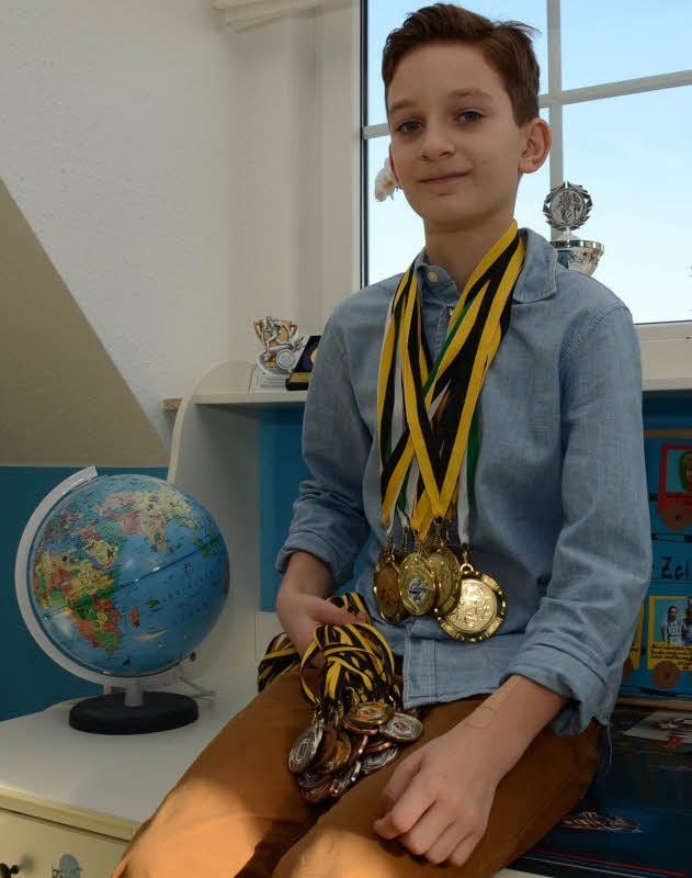 Robert Schade mit einem (kleinen) Teil seiner bisher gewonnenen Medaillen.