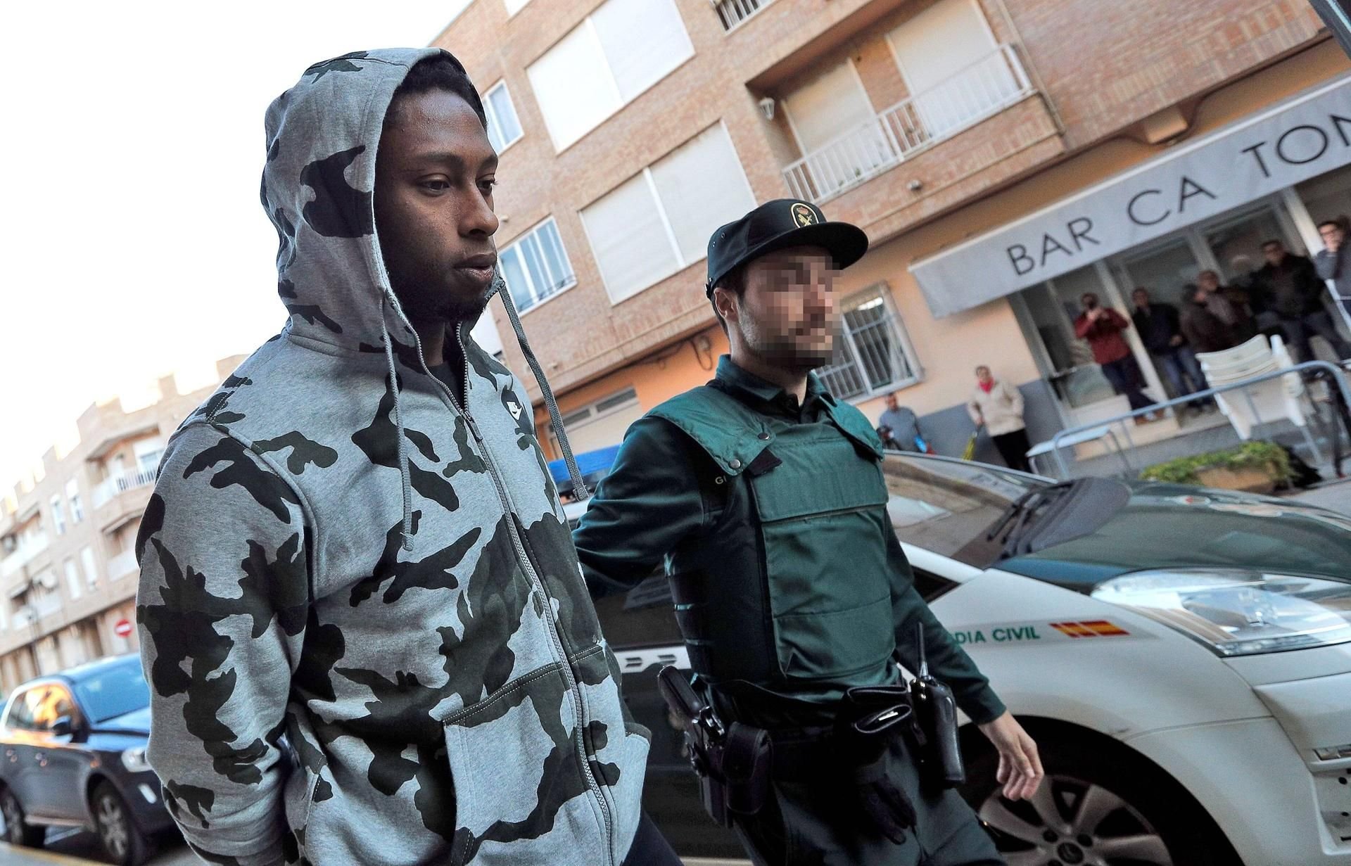 Fußball-Profi Ruben Semedo wird in Handschellen zum Gericht in Valencia gebracht.