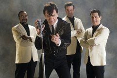 Dewey Cox (John C. Reilly) steht in einer Szene des Films «Walk Hard: Die Dewey Cox Story» vor drei Bandmitgliedern. (Foto: dpa)