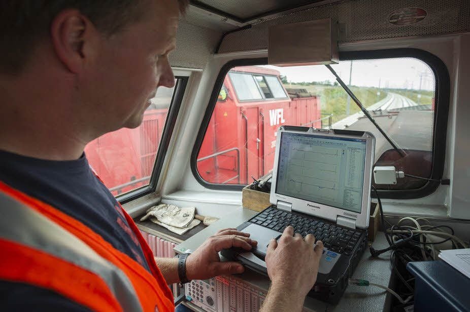 Messingenieur Christian Vormann kontrolliert im Führerstand einer Lok die bei den Testfahrten erhobenen Daten.