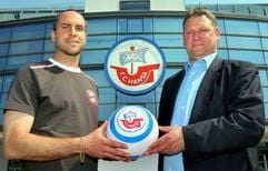 Stefan Beinlich (l.) und Hansa-Trainer Frank Pagelsdorf wollen in die Bundesliga. (Foto: dpa)