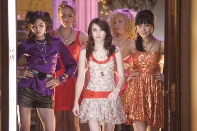 «Wild Child» - Die 16-jährige Poppy (M, Emma Roberts) mit ihren Freundinnen zusammen auf einen Laufsteg (FOTO: DPA)