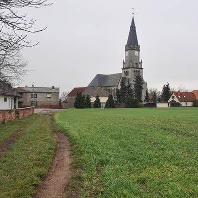 An der Bergaer Kirche beginnt die Wanderung.