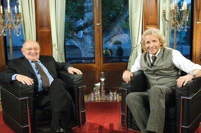 Literaturkritiker Marcel Reich-Ranicki (l.) und Moderator Thomas Gottschalk sitzen sich bei der Aufzeichnung der ZDF-Sendung «'Aus gegebenem Anlass' - Thomas Gottschalk im Gespräch mit Marcel Reich-Ranicki » im Fernsehstudio gegenüber. (Foto: dpa)