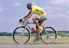 Pantani fährt 1998 bei der Tour de France im Gelben Trikot des Spitzenreiters. (Foto: dpa)