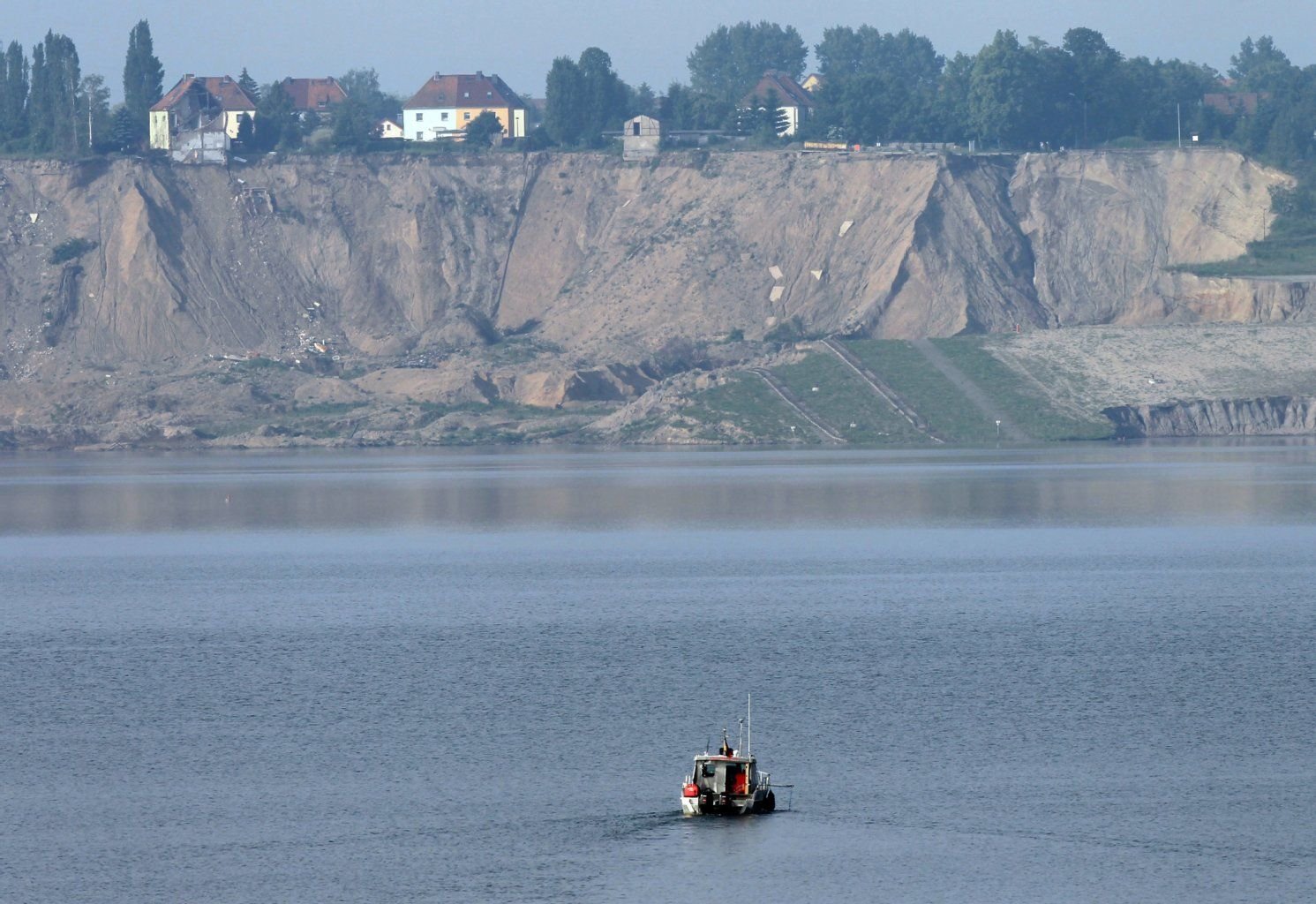 Das Spezialschiff «Sonar» auf dem Concordia-See in Nachterstedt. Der Concordia-See bleibt auch rund vier Jahre nach dem Unglück mit drei Toten gesperrt.