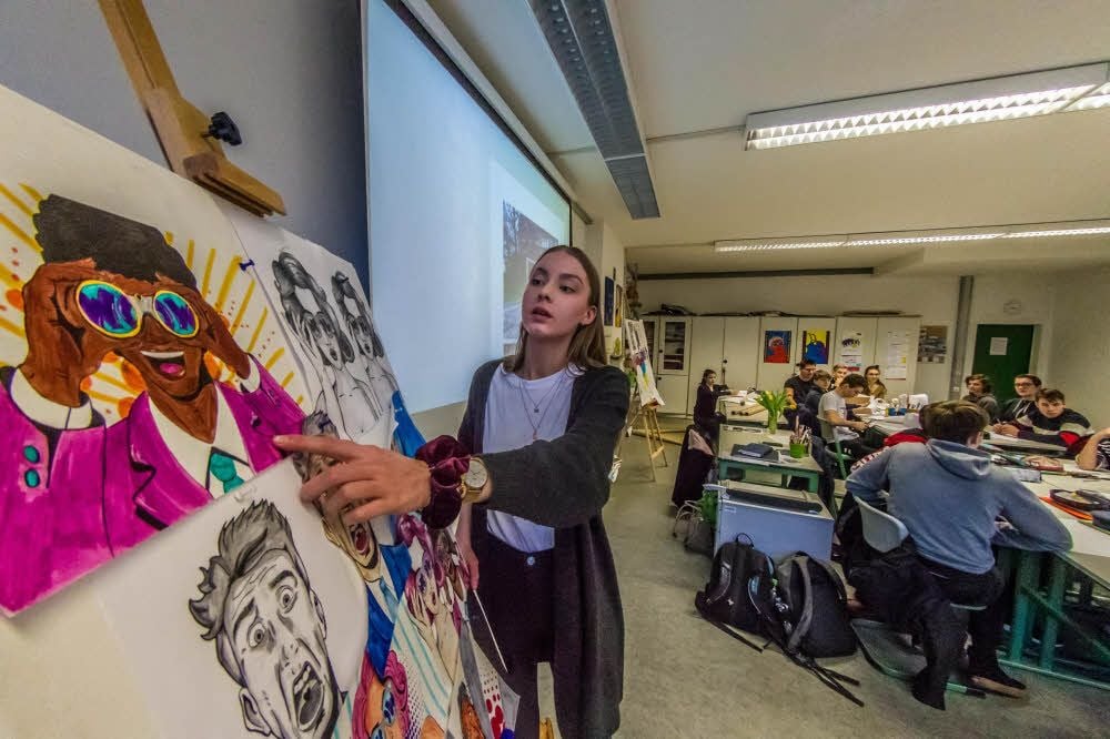 „7 Tore - 7 Blicke“: Der Kunstkurs 10 des Luther-Melanchthon-Gymnasiums Wittenberg - hier erläutert Luisa ihren Entwurf - ist am Projekt beteiligt.