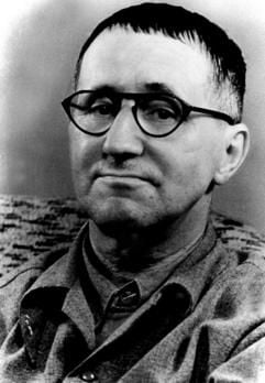 Das Porträt zeigt den Dramatiker und Lyriker Bertolt Brecht. Am 14. August 1956 starb der gebürtige Augsburger Brecht im Alter von 58 Jahren in Ost-Berlin. Nun will seine Tochter seine Brillen versteigern (Foto, undatiert: dpa)