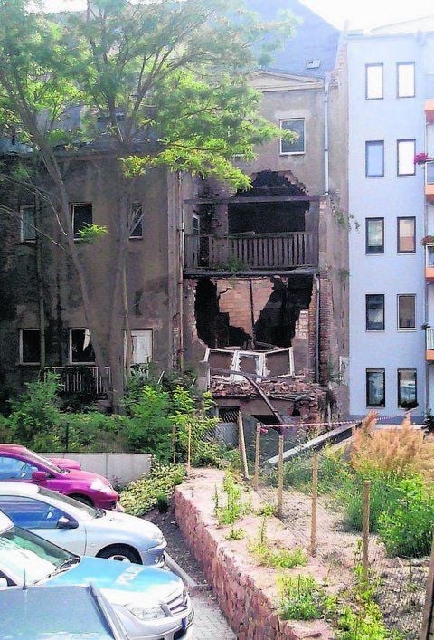 Das Gebäude ist an der Rückseite beschädigt.
