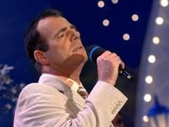 Beim «Sommerfest der Volksmusik» in der Chemnitzer Stadthalle singt Heintje Simons ein Hitmedley. Als kleiner Junge hat er der Welt vorgesungen, Mama solle nicht traurig sein, weil er fort müsse. (Foto: dpa)