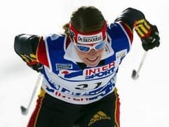 Die Deutsche Evi Sachenbacher sprintet am Mittwoch (26.02.2003) im italienischen Tesero im Val di Fiemme (Fleimstal) im Sprint-Qualifikationsrennen bei den nordischen Ski-Weltmeisterschaften über 1,5 Kilometer. Sachenbacher qualifizierte sich für das Viertelfinale. (Foto: dpa)