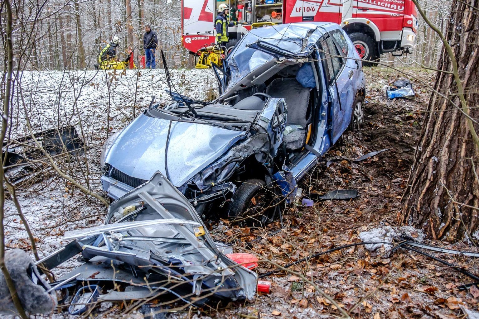 Der Fahrer des Honda kam ums Leben. Sein Beifahrer und ein fünfjähriges Kind wurden schwer verletzt.