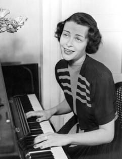 Die Schauspielerin und Sängerin Ilse Werner spielt auf dem Klavier. Die ehemalige Ufa-Schauspielerin starb in der Nacht zum Montag (8. August 2005) in einem Lübecker Pflegeheim im Alter von 84 Jahren. (Foto: dpa)