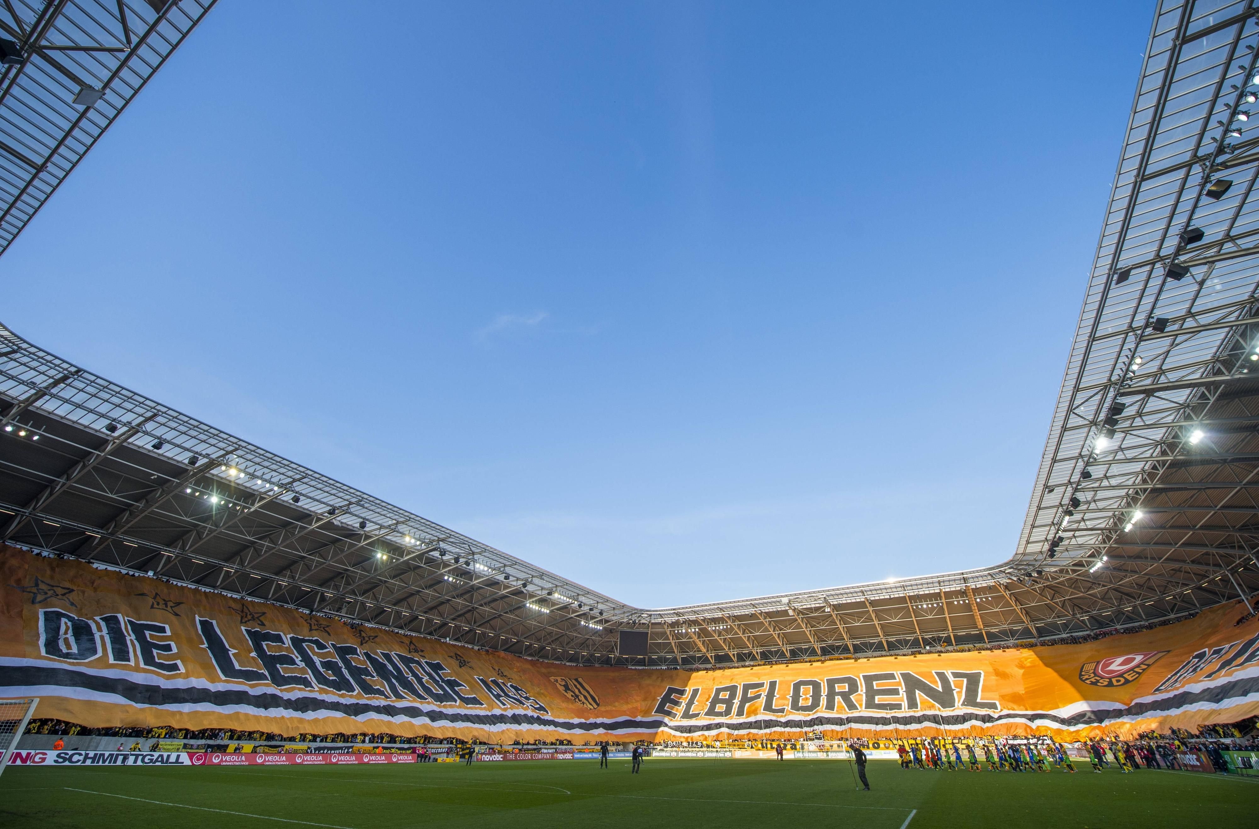 Die beeindruckende Choreographie der Dynamo-Fans im Hinspiel gegen Magdeburg.