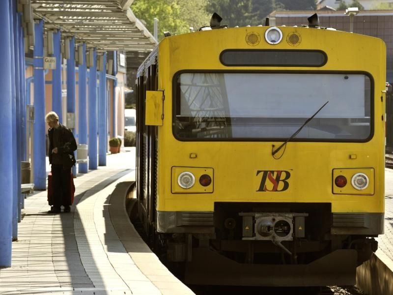 Ein Zug der Hessischen Landesbahn steht in einem Bahnhof. Foto: Boris Roessler/Archiv