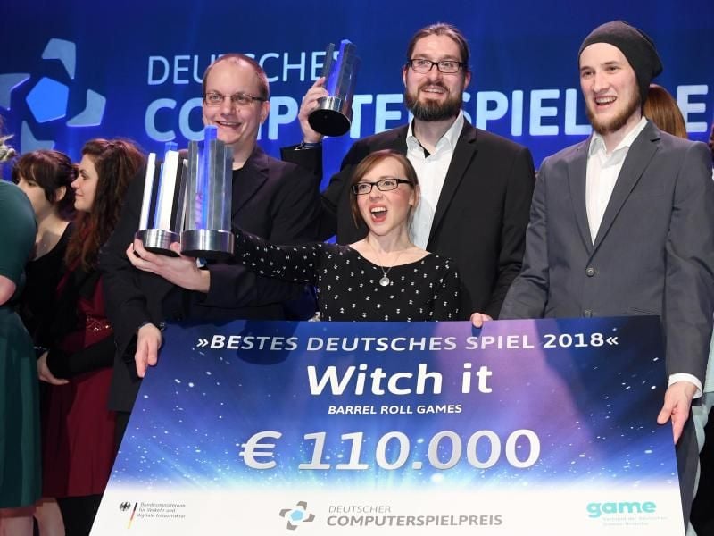 Die Sieger in der Kategorie "Bestes Deutsches Spiel 2018" Nils Ohlig (l-r), Tina Heitmann, Christoph Rienäcker und Lukas Köhne bei der Verleihung des Deutschen Computerspielpreises. Foto: Tobias Hase