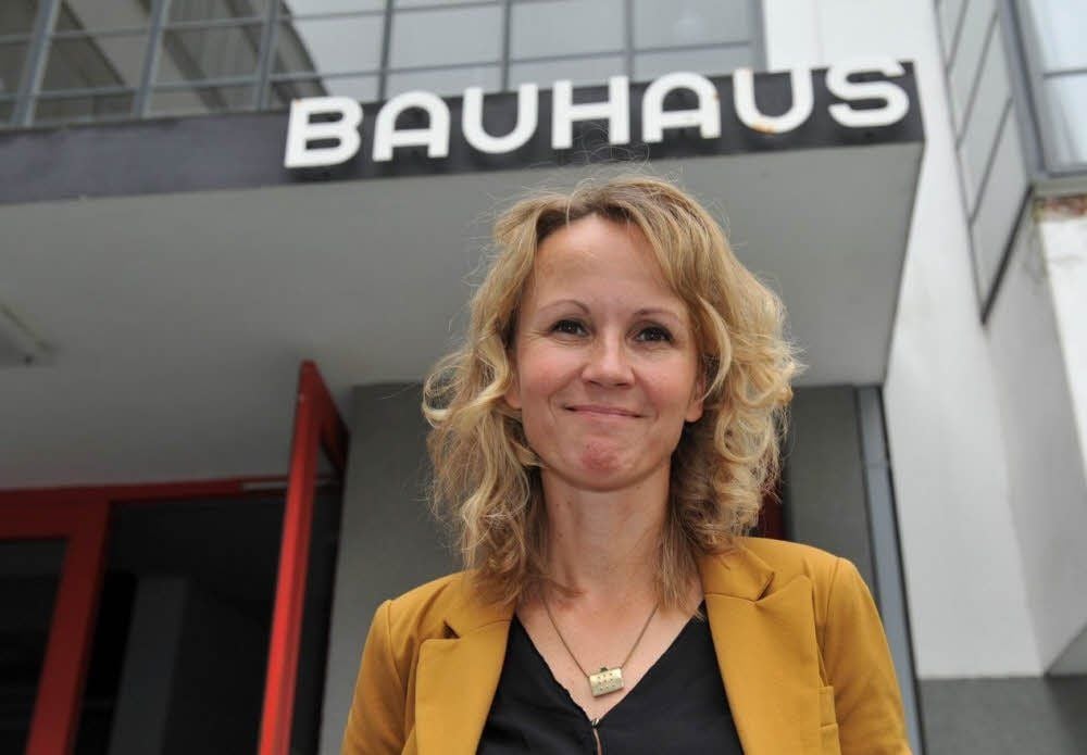 Steffi Lemke vor dem Bauhaus. Dessen 100. Geburtstag 2019 ist eine große Chance für die Region.