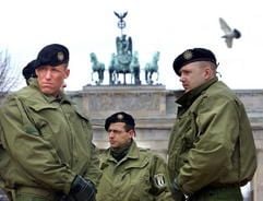 Polizisten stehen während einer Demonstration vor dem Brandenburger Tor in Berlin. (Foto: dpa)