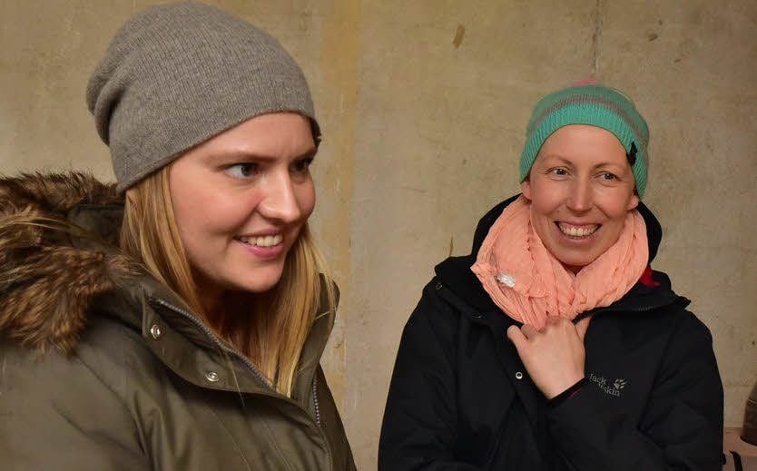 Froher Dinge sind Theresa Zajic (li.) vom Filmteam und Andrea Bendrick.