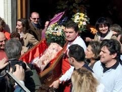 Der Metzger Dario Cecchini trägt einen Sarg mit einem T-Bone-Steak während einer symbolischen Beerdigung dieses Stück Fleisches in Panzano. Italien hat sein Traditionsgericht «Bistecca Fiorentina» wegen der BSE-Krise zu Grabe getragen (Archivfoto vom 31.03.2001). (Foto: dpa)