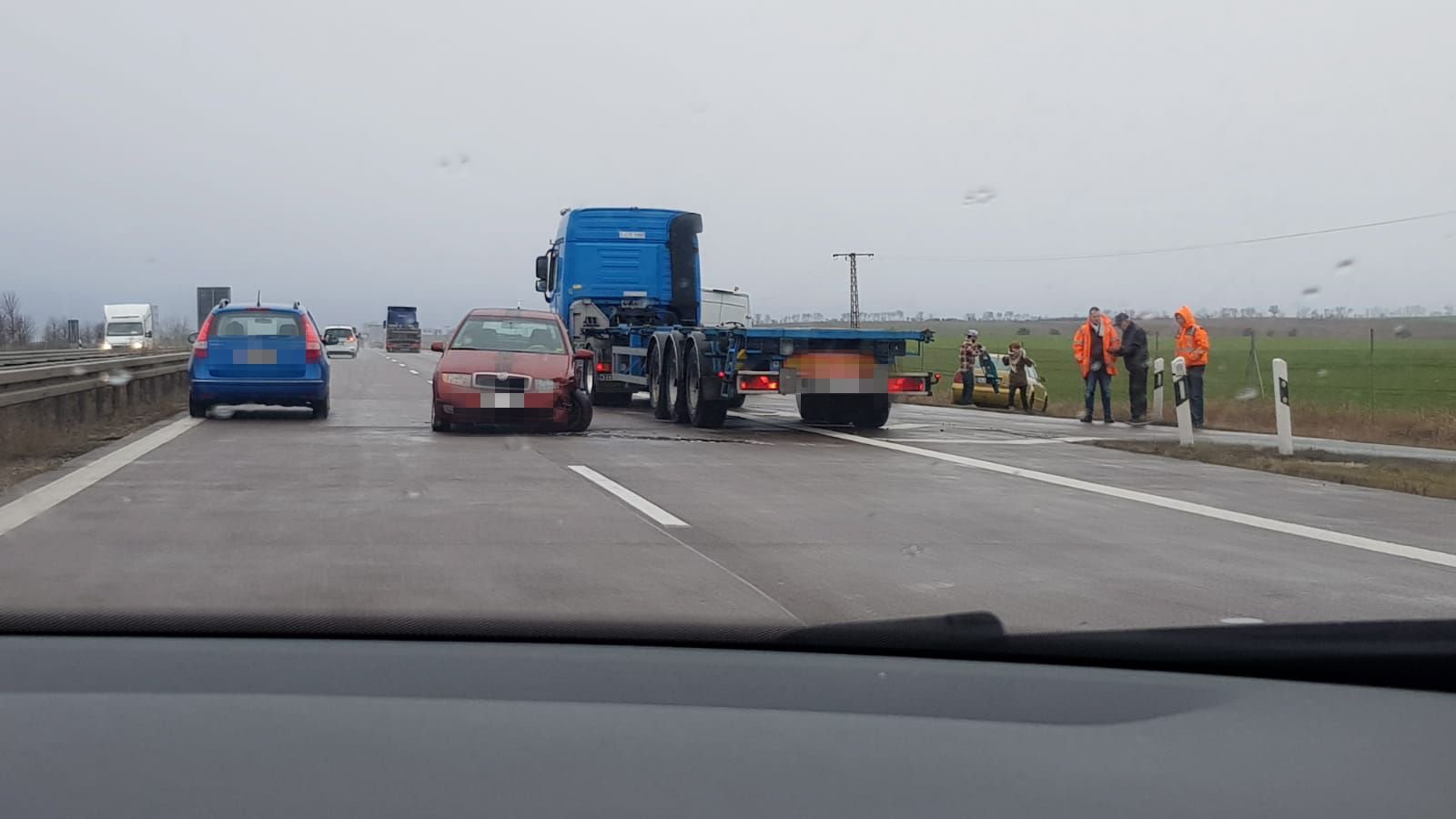 Der Skoda Fabia steht nach dem Unfall auf der A36 entgegen der Fahrtrichtung, der Richtung Goslar fahrende VW Passat kam im Straßengraben zum Stehen.