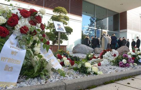 Im Rahmen der Trauerfeier für Jonny K. liegen Gestecke am 28.10.2012 in Berlin an einem Bild des Jungen. Einen Tag später meldet sich ein mutmaßlicher Täter zu Wort. (FOTO: DPA)