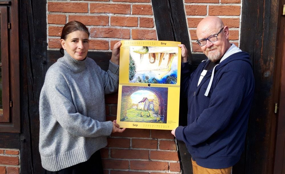 Iris Seidel und Andreas Schwierz zeigen den neuen Kalender der Ölmühle.