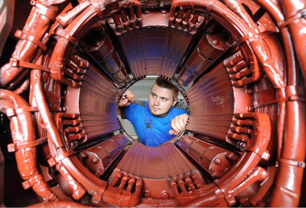 Stephan Turley prüft einen Motor. Bis zu 7,5 Tonnen schwere Motoren können in dem Familienbetrieb Melzer instand gesetzt werden.
