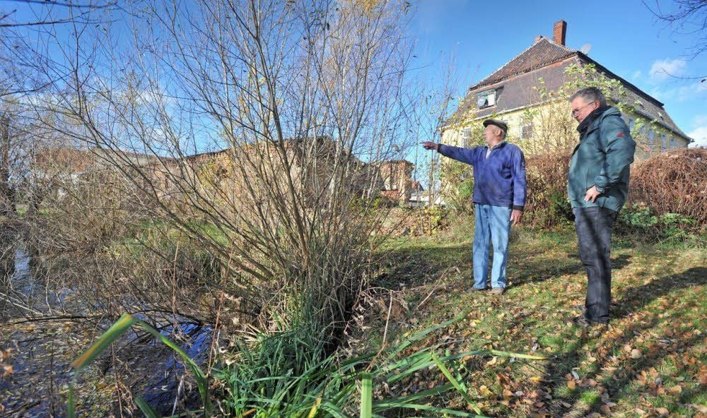 Hans Miedlich (li.) und Uwe Gildner am Dorfteich in Schrenz.
