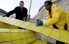 Unter der Aufsicht des Leiters der Stabsstelle «Sauberes Frankfurt», Peter Postleb (l.), entfernen Mitarbeiter der Stadt Frankfurt am Mittwoch (19.01.2005) eine von zehn ehemals aufgestellten Skulpturen des Künstlers Michael Beutler. (Foto: dpa)