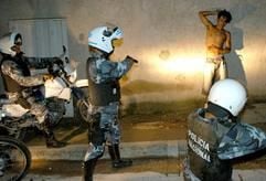 Honduranische Polizei nimmt in Tegucigalpa (Honduras) bei einer Razzia gegen gewalttätige Jugendbanden im Juli 2005 einen Verdächtigen fest. Armut, Hunger, Drogen, Diebstahl und Mord - der Kreislauf der Gewalt in Mittelamerika ist unerbittlich. (Foto: dpa)