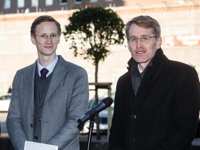 Marc Fielmann (l), Vorstandsvorsitzender der Fielmann AG, und Daniel Günther (CDU), Ministerpräsident Schleswig-Holsteins. Foto: Markus Scholz