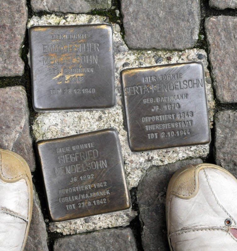 Stolpersteine, die an Familie Mendelsohn erinnerten.