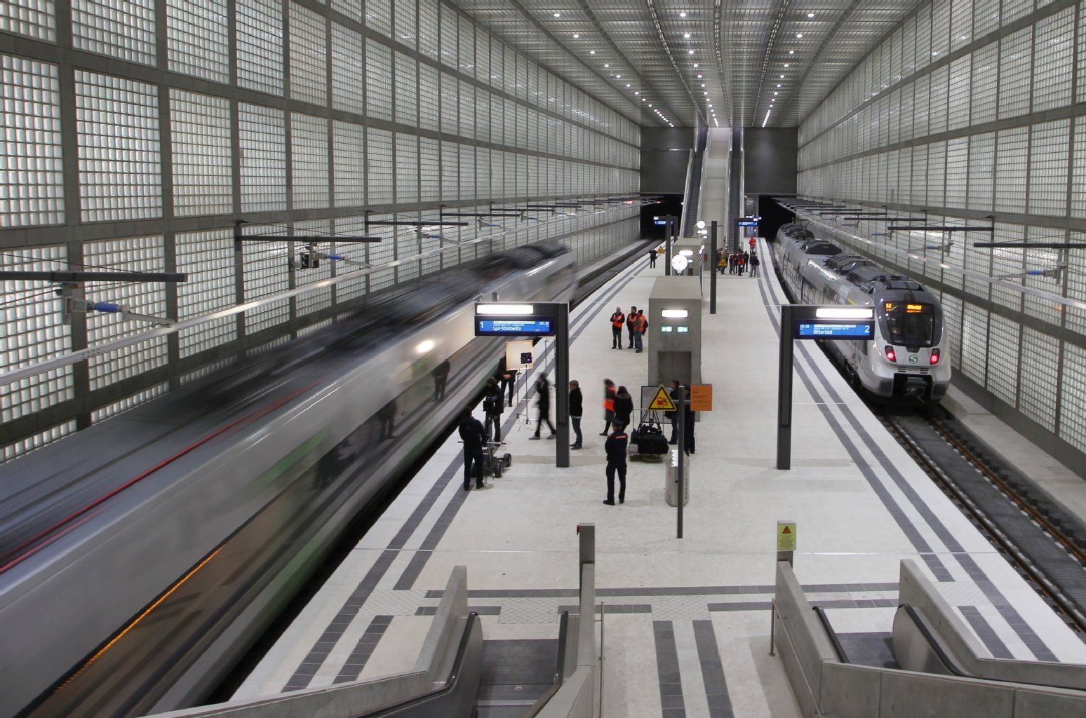 S-Bahnzüge sind in Leipzig in die Station Leuschner Platz des City-Tunnels eingefahren.