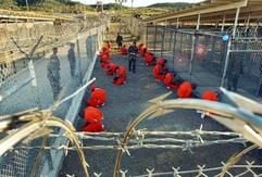 Häftlinge im Camp X-Ray auf dem US-Marinestützpunkt Guantanamo Bay (Foto: dpa)