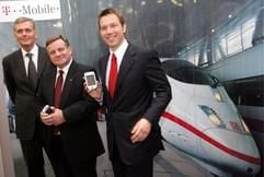 Kai-Uwe Ricke (l), Vorstandsvorsitzender der Telekom, Bahnchef Hartmut Mehdorn (M) und Rene Obermann, Vorstandsvoritzender von T-Mobile, stehen am Freitag (11.03.2005) in Hannover vor dem Bild eines ICE-Zuges. Die Bahn will ihren Fahrgästen künftig in ICE- Zügen einen drahtlosen Zugang ins Internet bieten. Im Herbst startet dazu ein Pilotversuch auf der Strecke Köln-Dortmund, Partner der Bahn bei dem Projekt «Railnet» ist die Telekom. Bei einem erfolgreichen Abschluss der Pilotphase soll von 2006 an in allen ICE- Zügen das drahtlose Surfen im Internet möglich sein. (Foto: dpa)