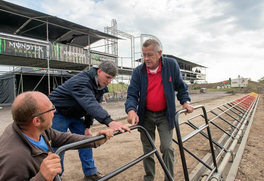 MSC-Präsident Joachim Jahnke (rechts) trifft letzte Absprachen mit den Technikern Thomas Treffkorn und Gerry Herzog (links) an der neuen Startmaschine.