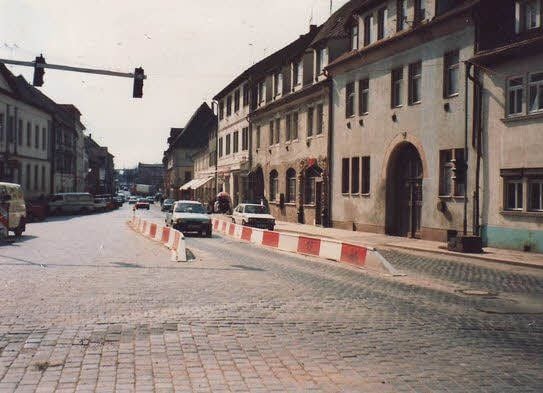 Die Aufnahme von Walter Strauch stammt etwa von 1995. Sie zeigt Straße und Haus vor der Sanierung.