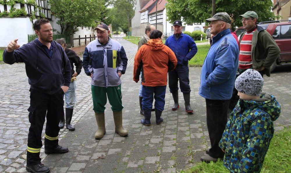 Andreas Buchheim (links) ist mit Bürgern im Gespräch.