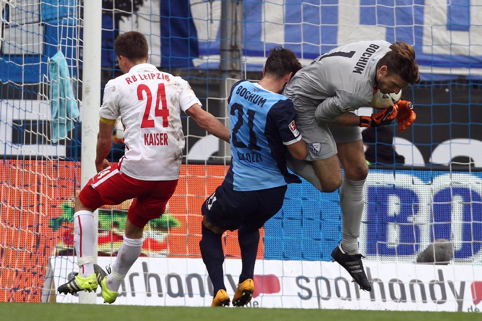Torwart Andreas Luthe vom VfL Bochum (re.) fängt den Ball vor Dominik Kaiser vom RB Leipzig (li.) und Stefano Celozzi vom VfL Bochum (Mitte).