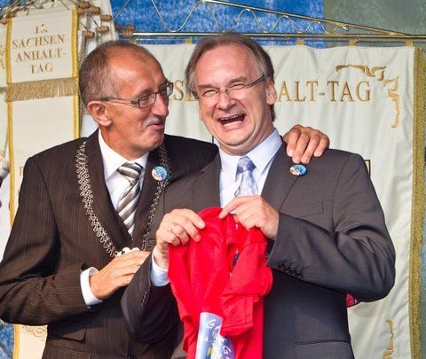 Sachsen-Anhalt-Tag in Gardelegen. Ministerpräsident Reiner Haseloff (CDU, r) und Konrad Fuchs (SPD), Bürgermeister von Gardelegen lachen bei der Eröffnung des 15. Sachsen-Anhalt-Tages in Gardelegen (Altmarkkreis Salzwedel). (FOTO: ZB)